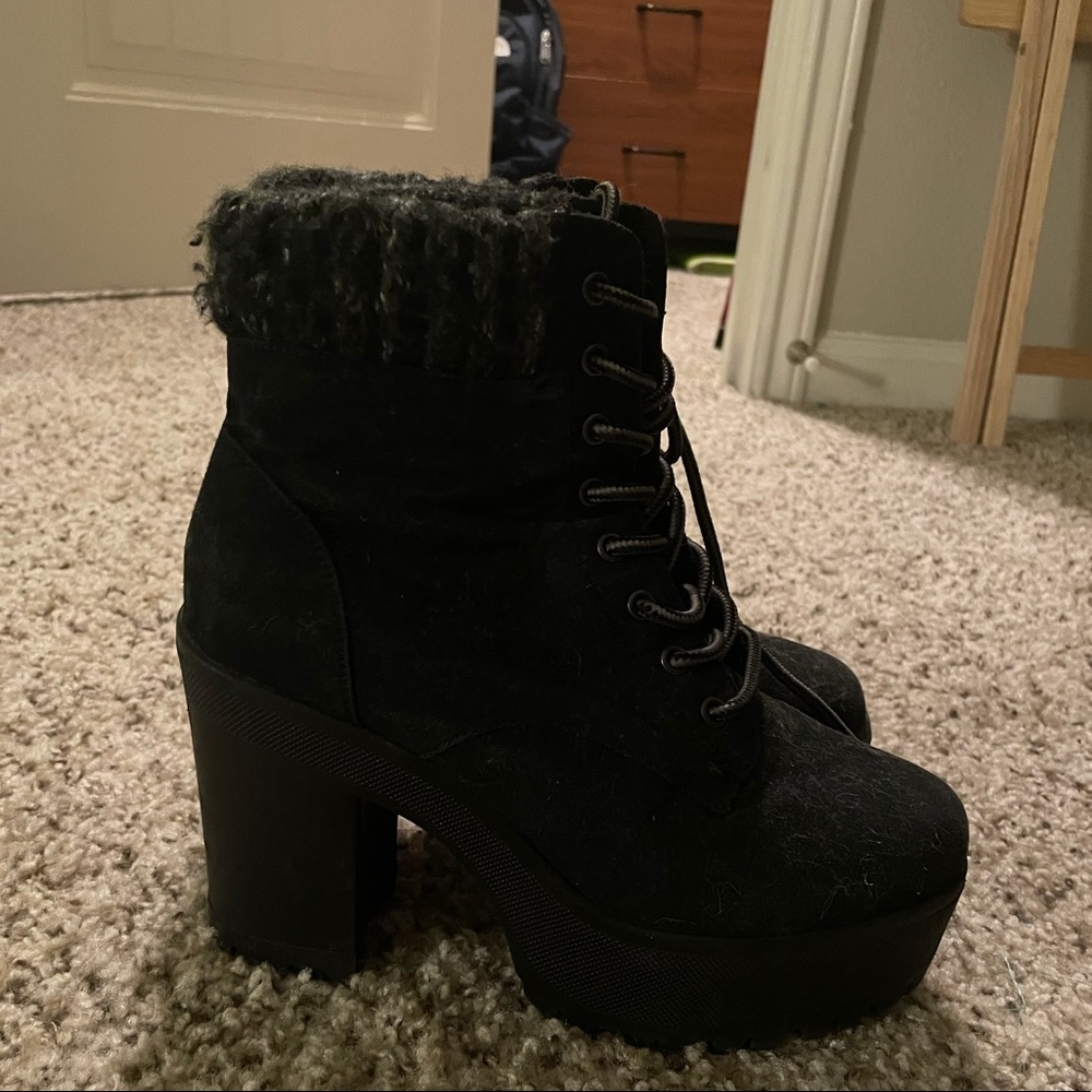 black platform boots! 🤗